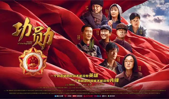 放大镜内放大的标本卡细节与刻度网点